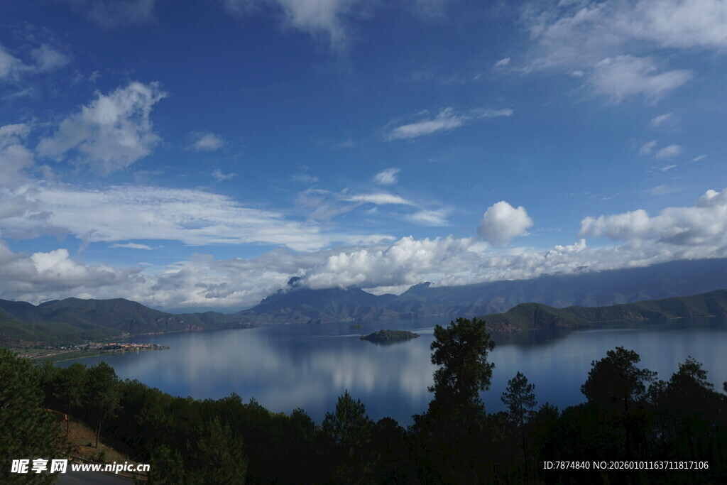 湖畔蓝天绿树美丽风光