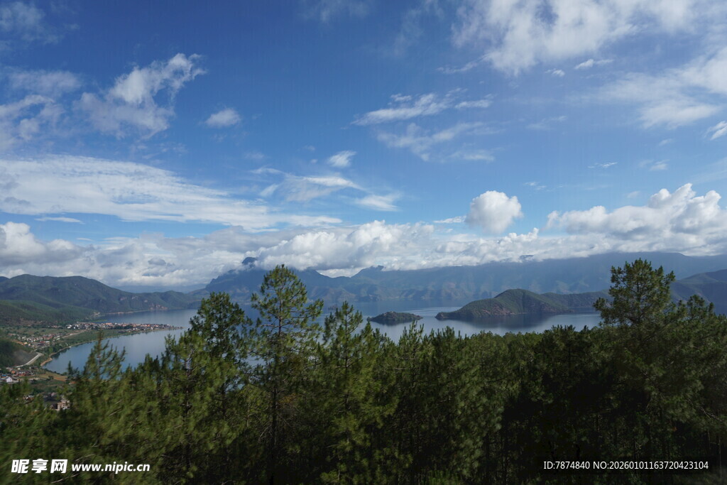 蓝天白云下的山林湖泊