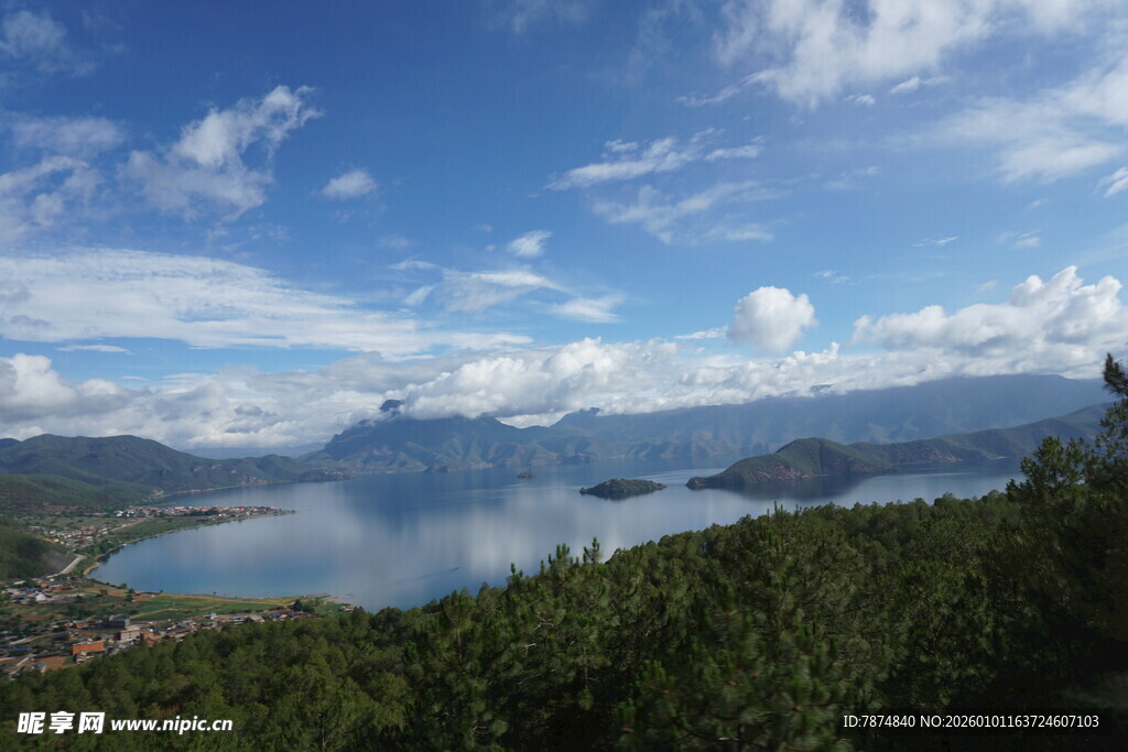 湖畔青山蓝天美景如画