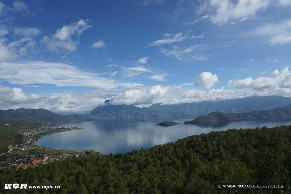 湖畔青山蓝天美景如画