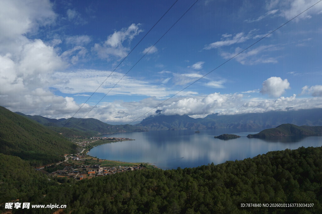 美丽湖景与山峦风光