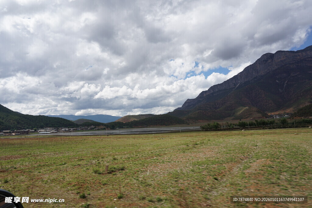 草原山峦间的多云景致