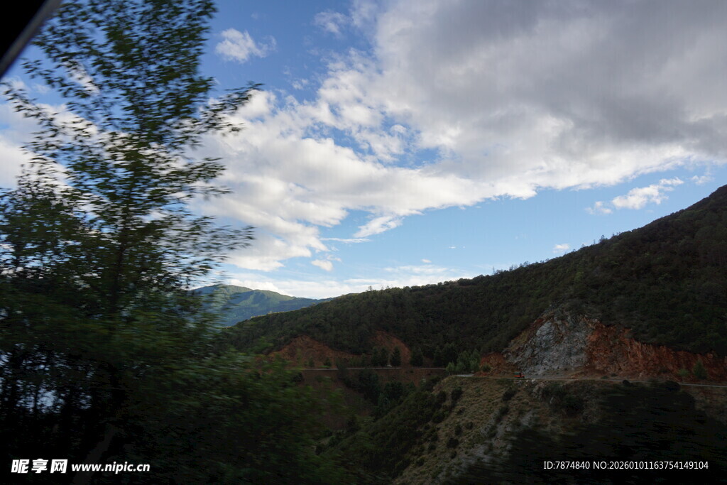 山间美景 蓝天白云绿树