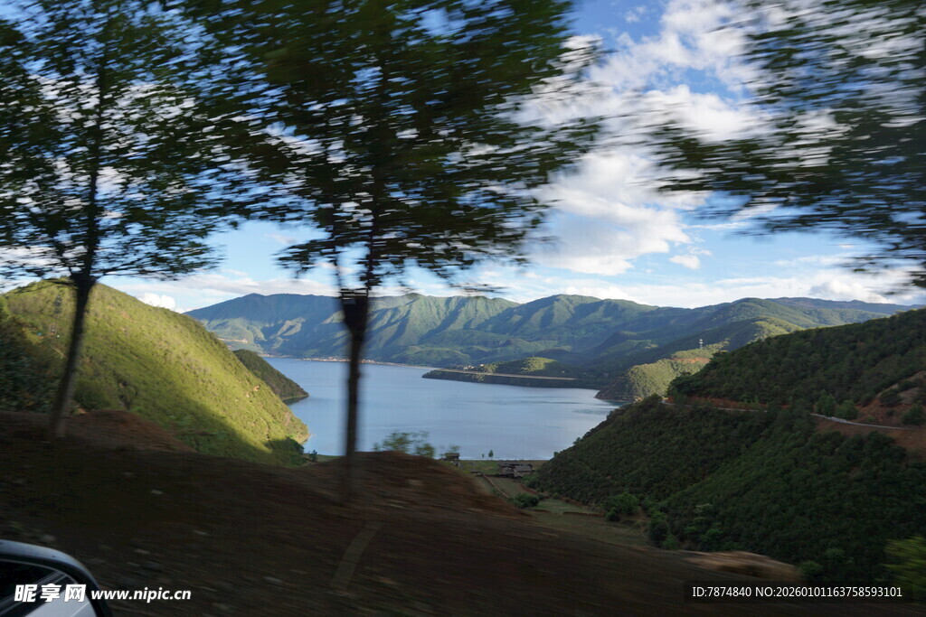 车窗外的湖光山色美景