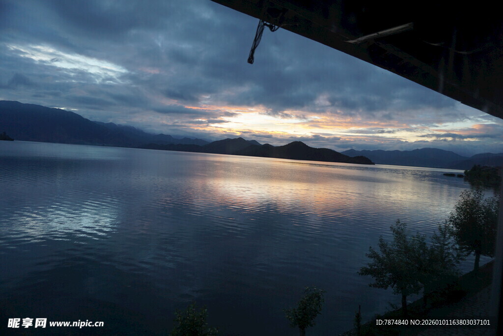 湖畔黄昏美景