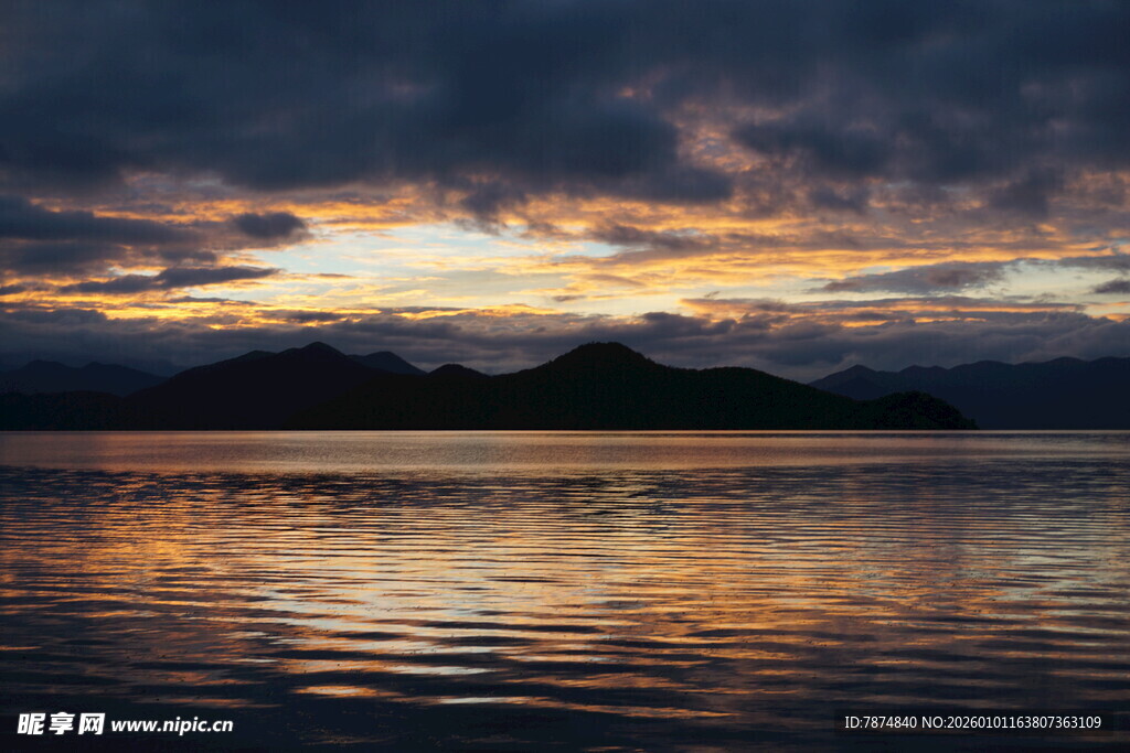 海上壮丽日落景观