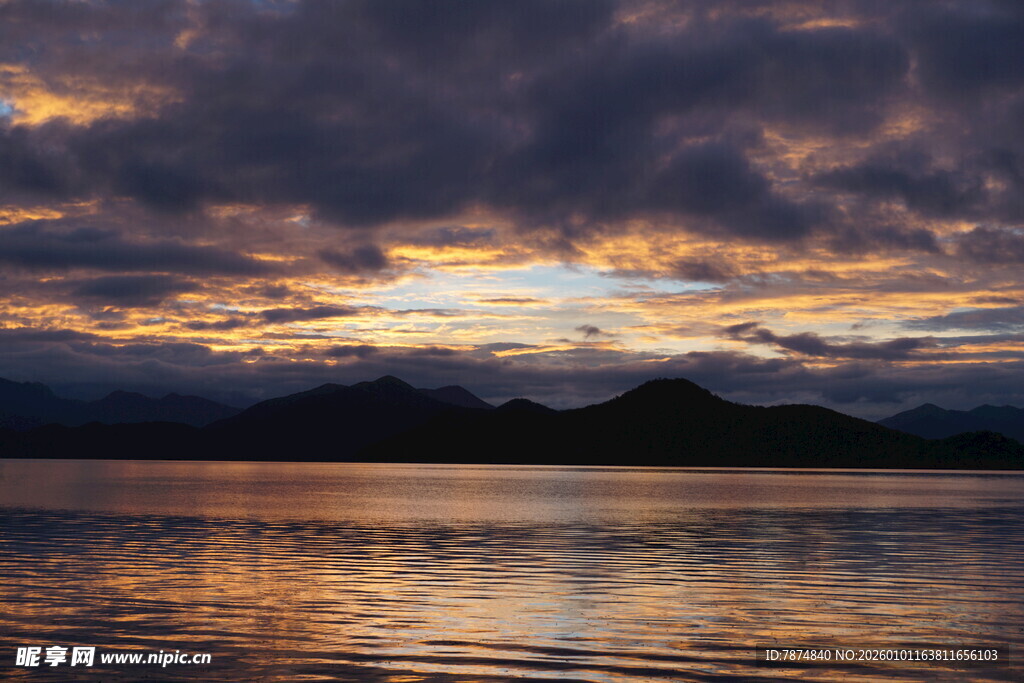 黄昏湖畔 云霞与山水相映