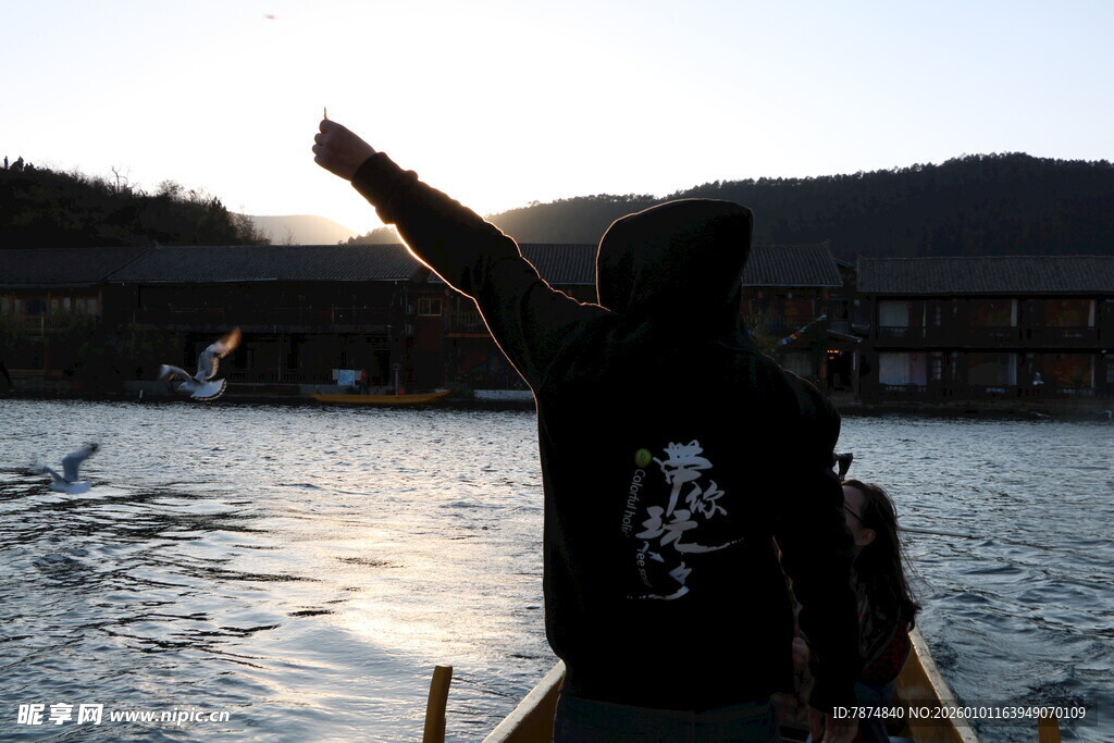 男子于船头指向远方