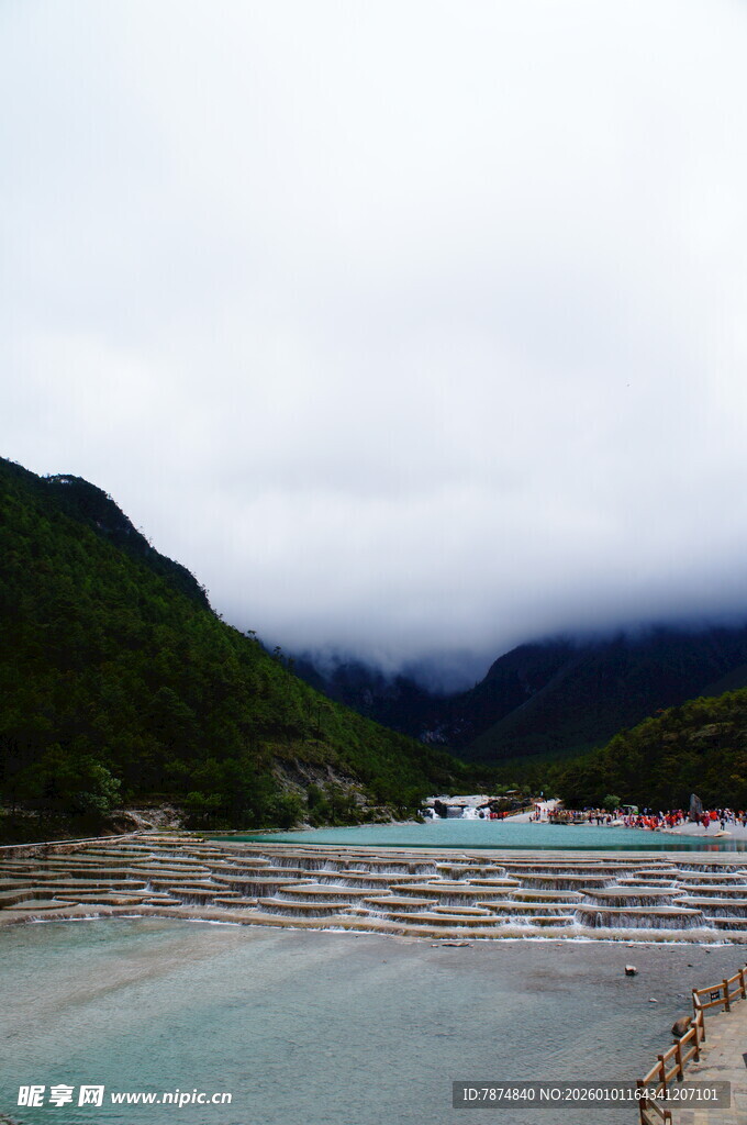 海边山峦间的美丽景致