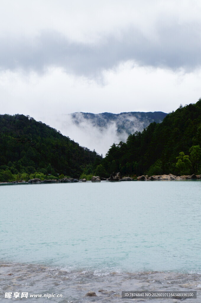 山间湖泊云雾缭绕美景
