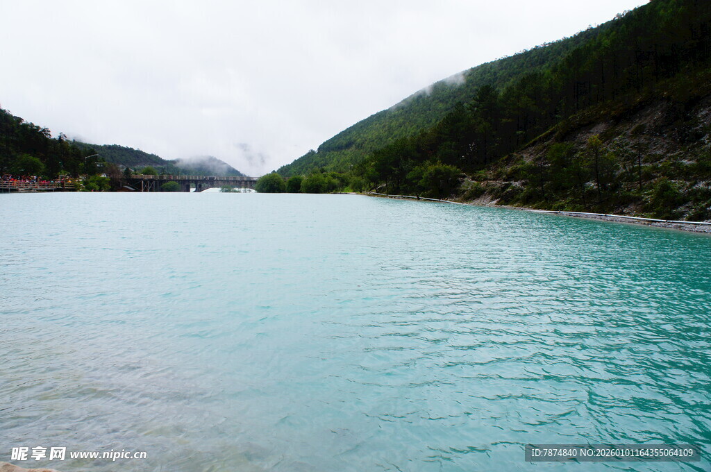 碧绿湖水与青山相映成趣