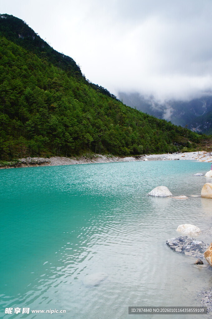 碧绿湖水与青山美景
