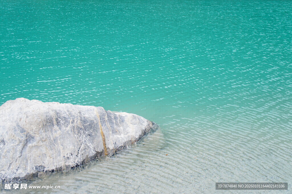 海边浅滩的白色岩石