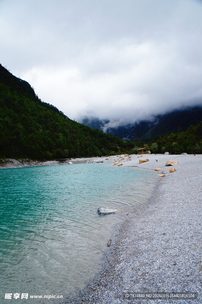 梦幻蓝绿色海边的静谧景致