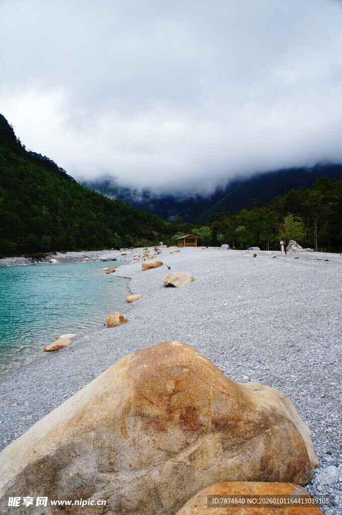 海边砾石与远山云雾美景