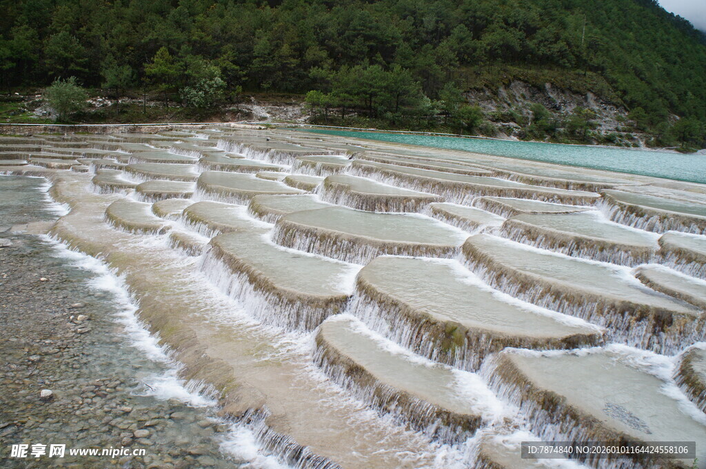 奇特白色阶梯状地质景观