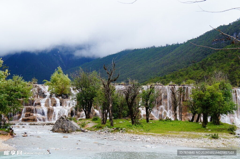 山间溪流旁的秀丽自然景色