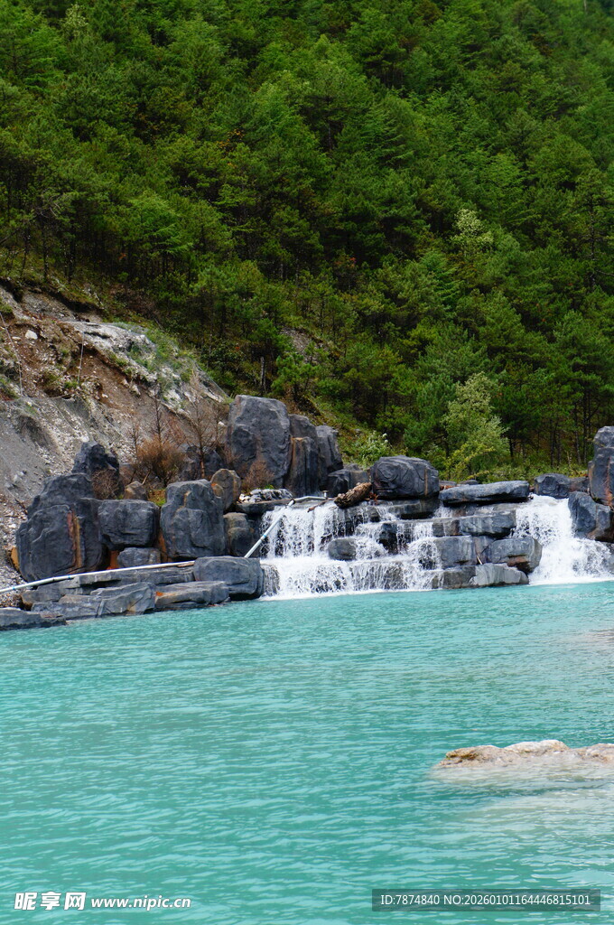 山间碧潭瀑布自然美景