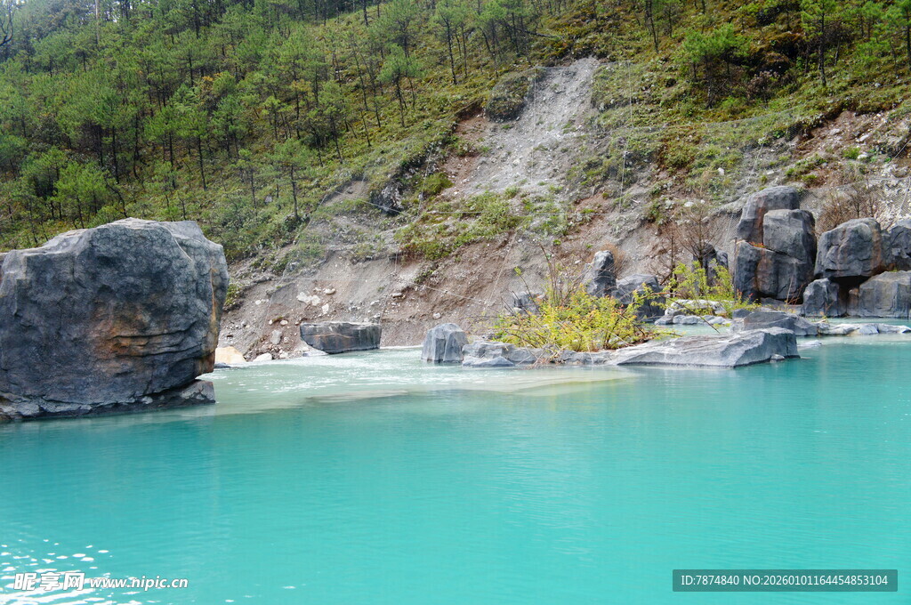 绝美蓝绿色海边风光