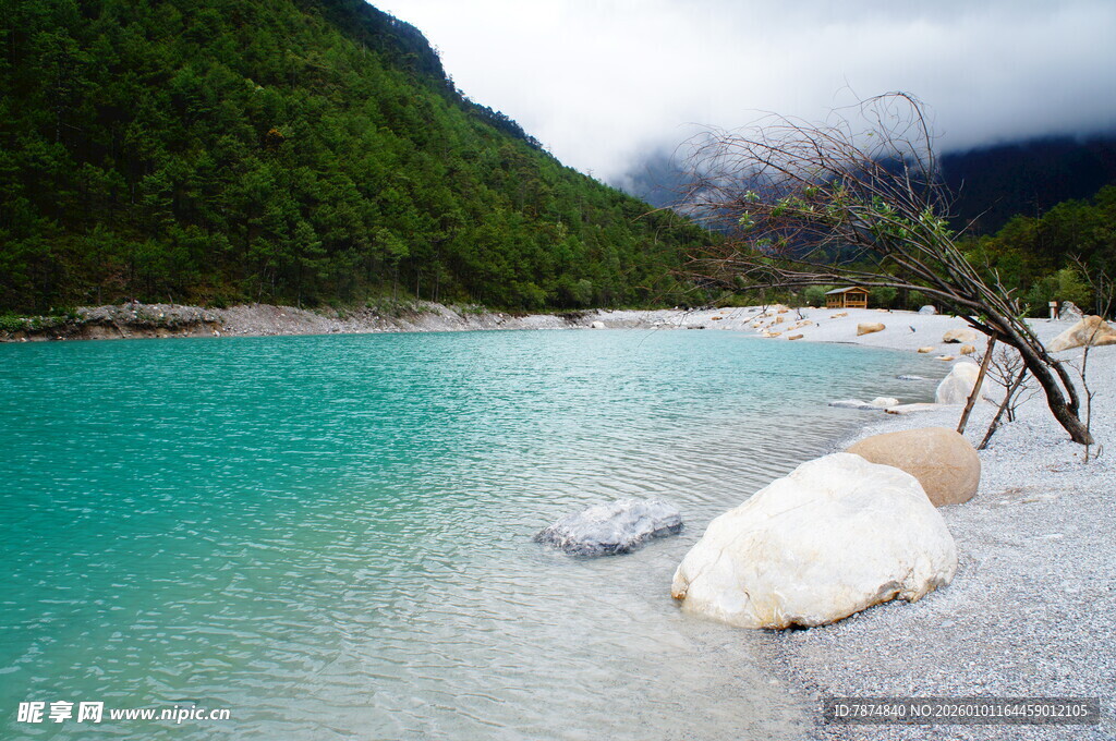 梦幻蓝绿色的山间清澈水域