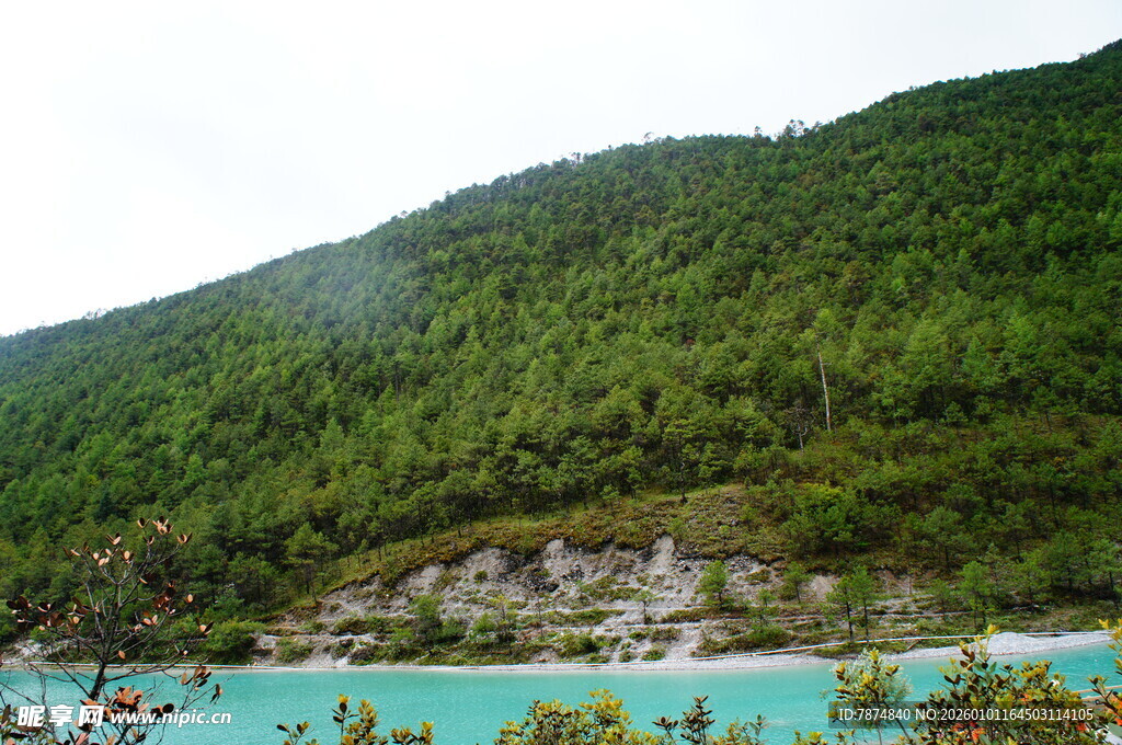 青山环抱的澄澈蓝湖