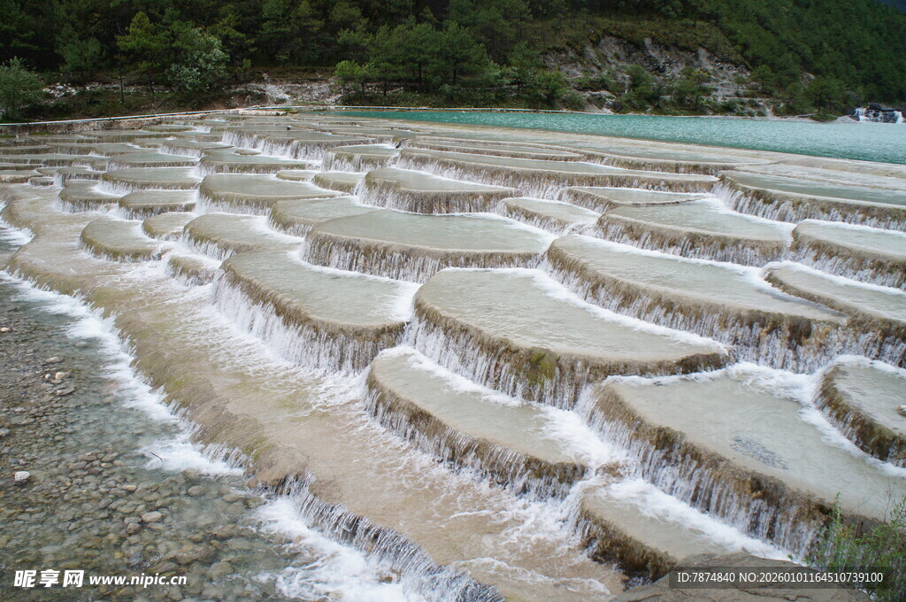 白水台钙华地貌景观