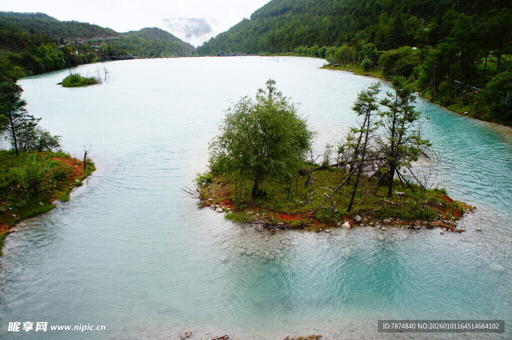 美丽湖心岛自然风光