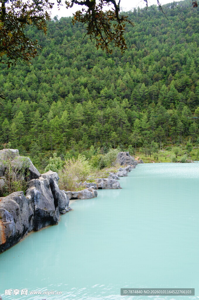 青山绿水间的幽美湖景