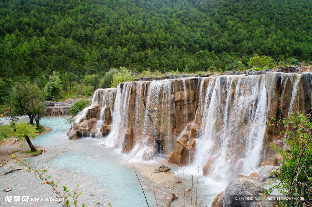壮丽山水间的绝美瀑布