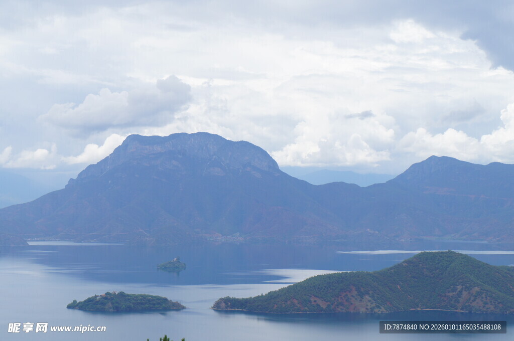 湖光山色中的秀丽岛屿