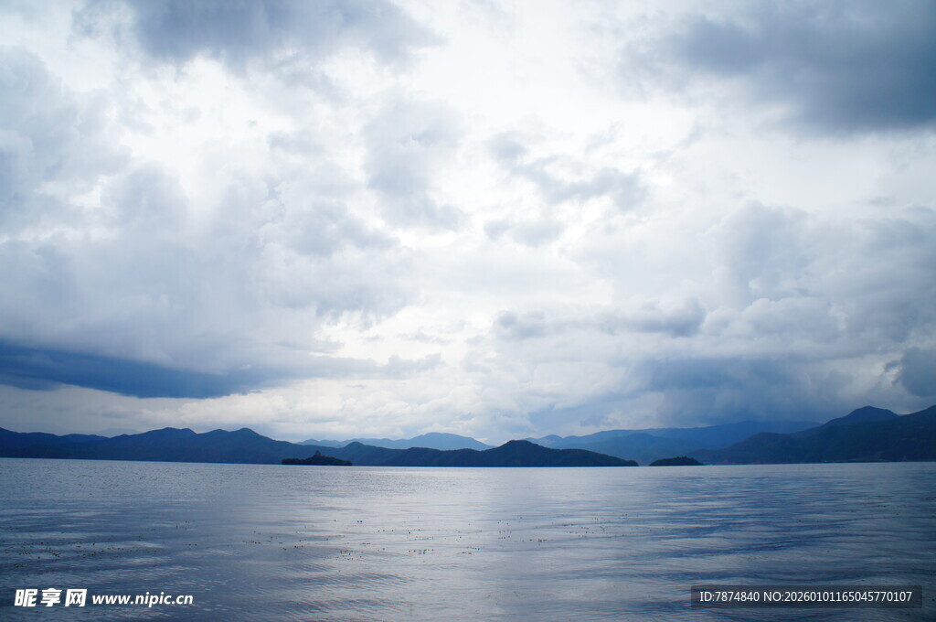 阴云下的宁静湖面