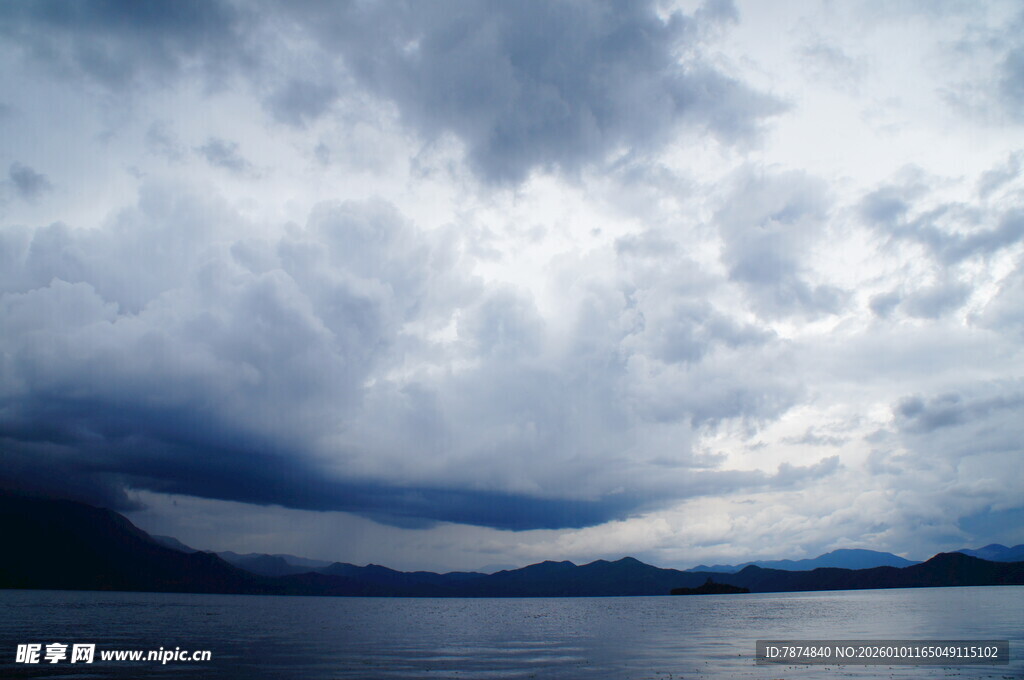 乌云笼罩下的静谧湖面