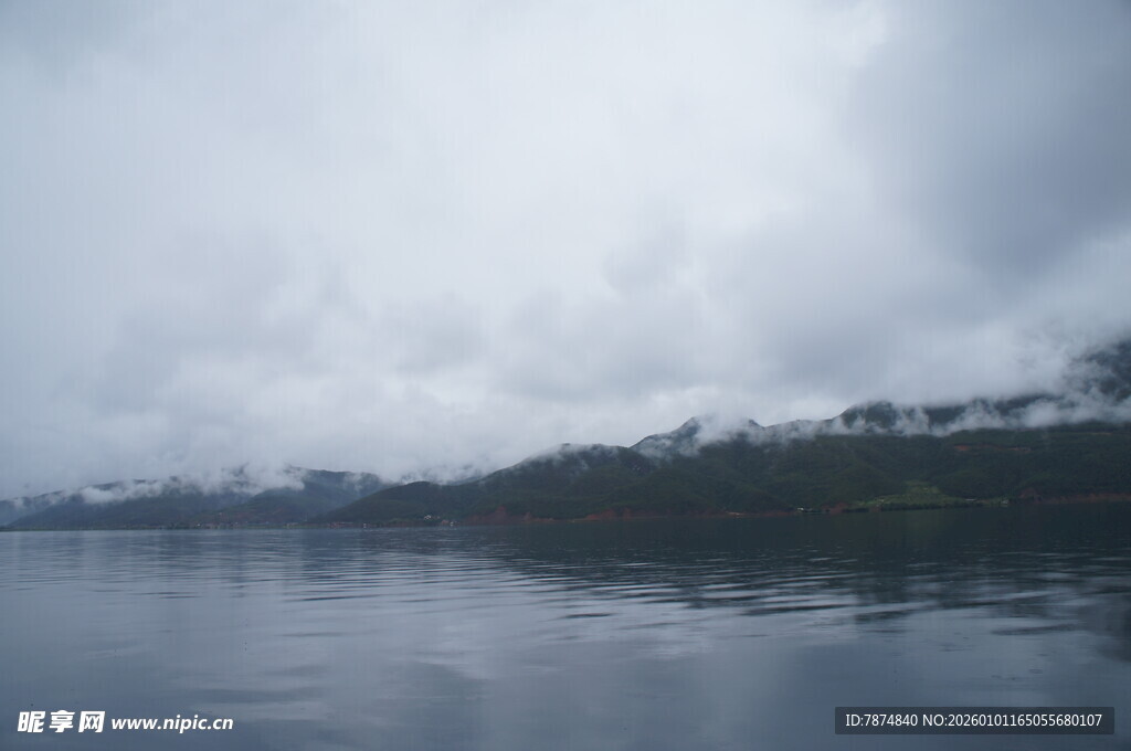 云雾笼罩的宁静河岸风光