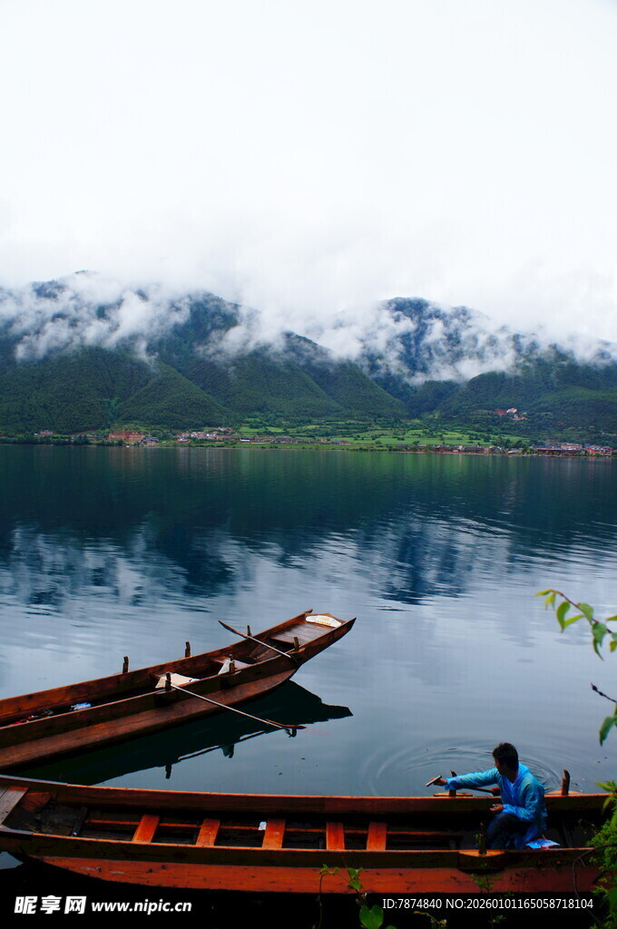 湖畔船只静泊 山色空蒙