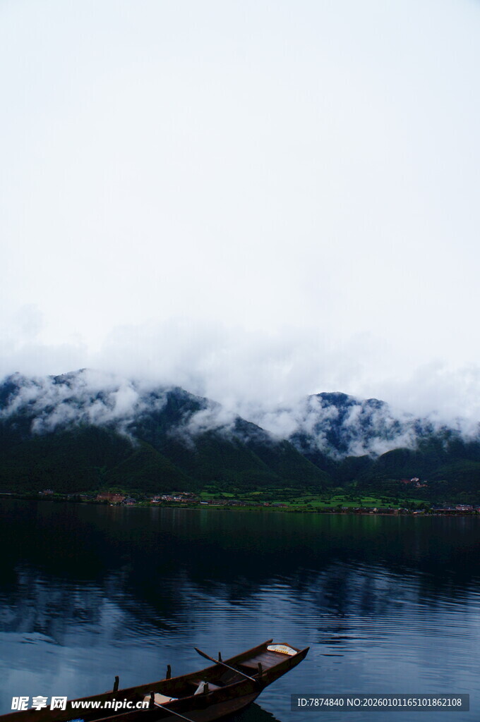 宁静湖面与远山云雾之景