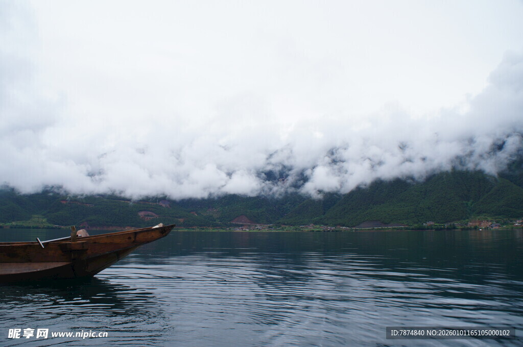 湖中小舟伴云雾美景