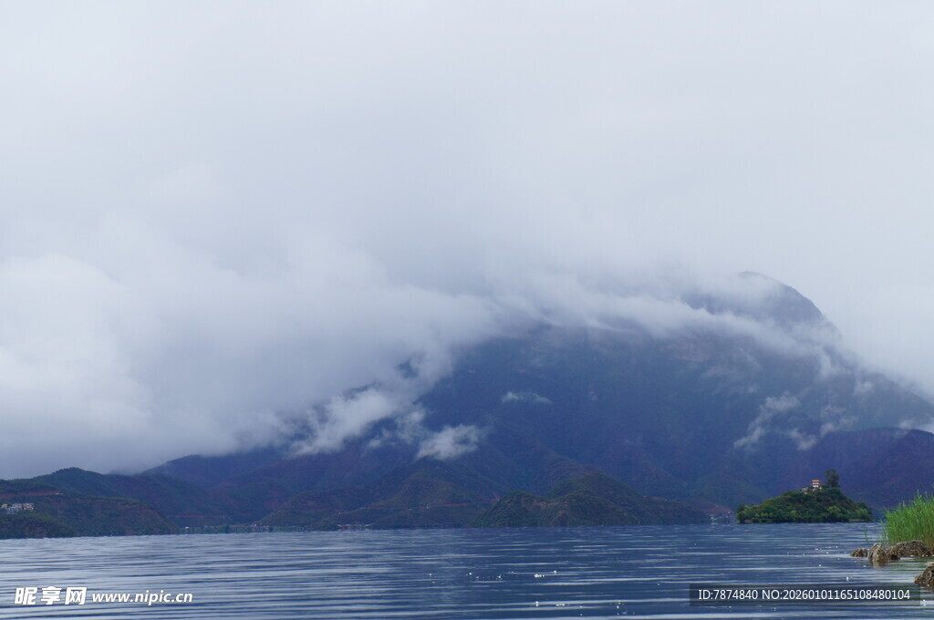 云雾缭绕的山水美景