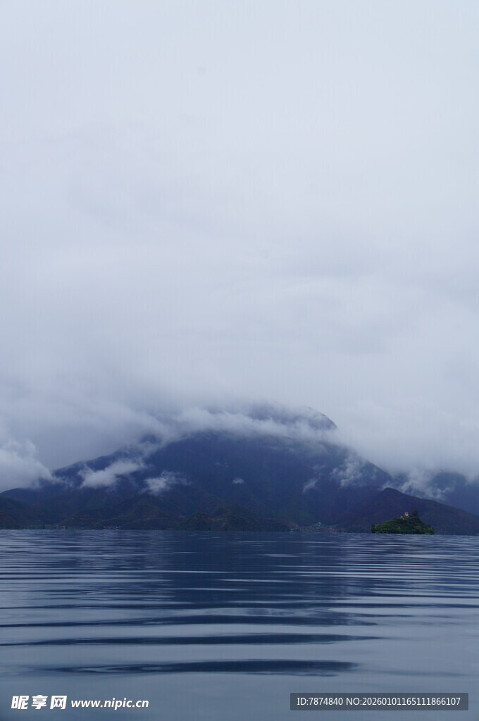 云雾缭绕的静谧山水景色