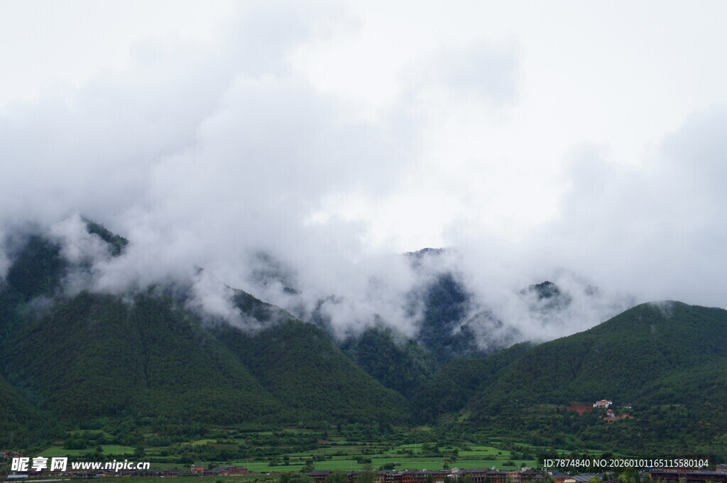 云雾缭绕的青山美景