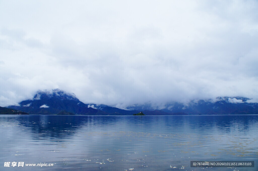 云雾缭绕的静谧湖景