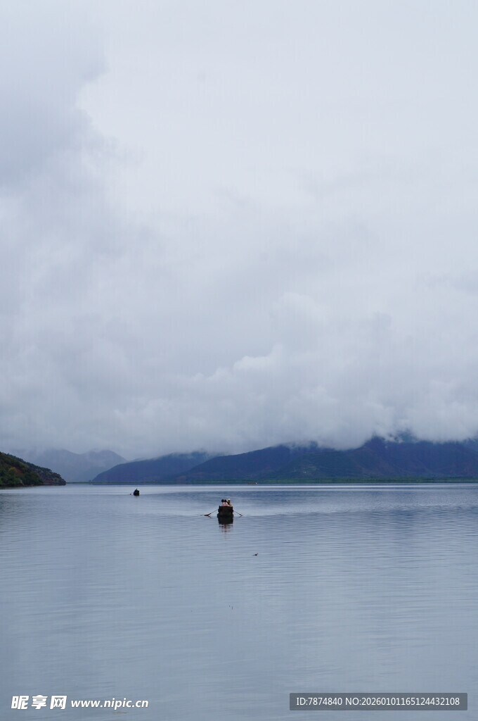 宁静湖面与远处山峦