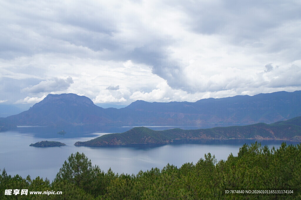 湖畔青山与云海美景