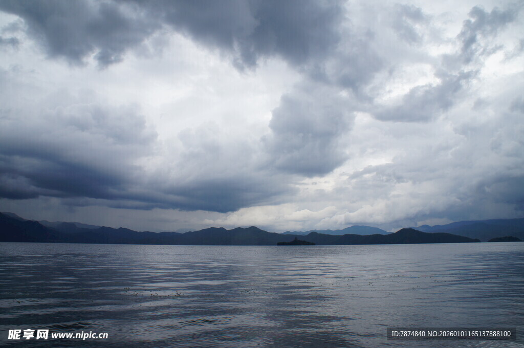 乌云笼罩下的平静湖面