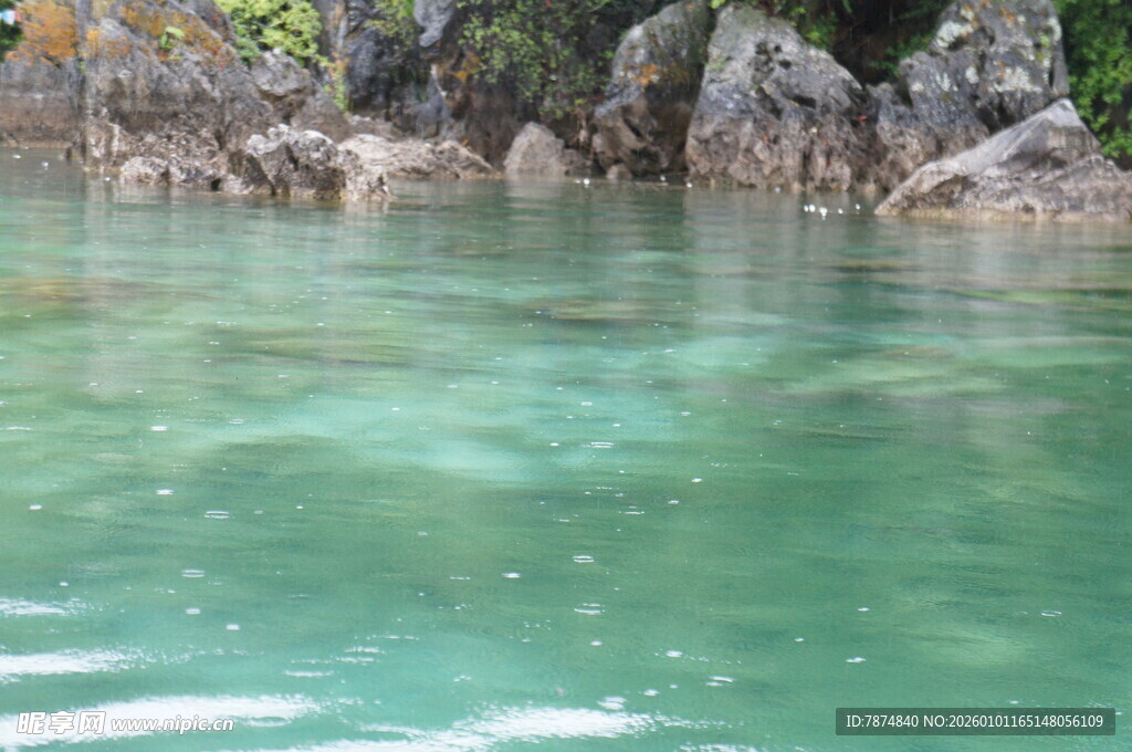 清澈水域旁的嶙峋岩石
