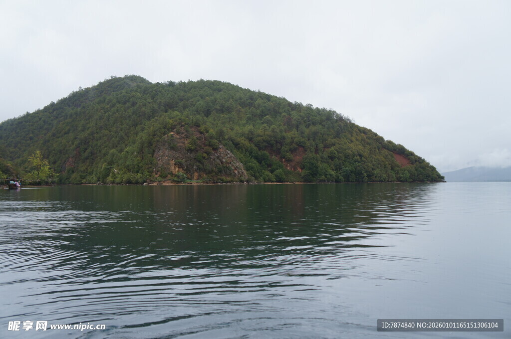 宁静山水间的秀丽岛屿
