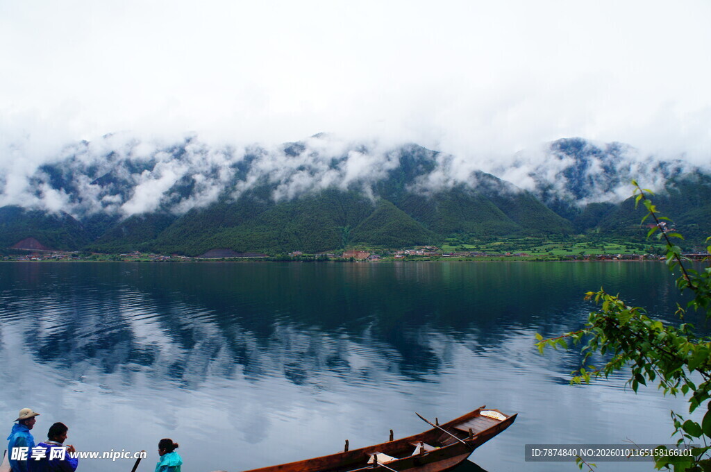 湖畔美景 游人赏山水风光