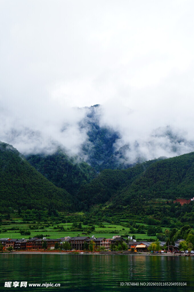 云雾缭绕的山水田园风光