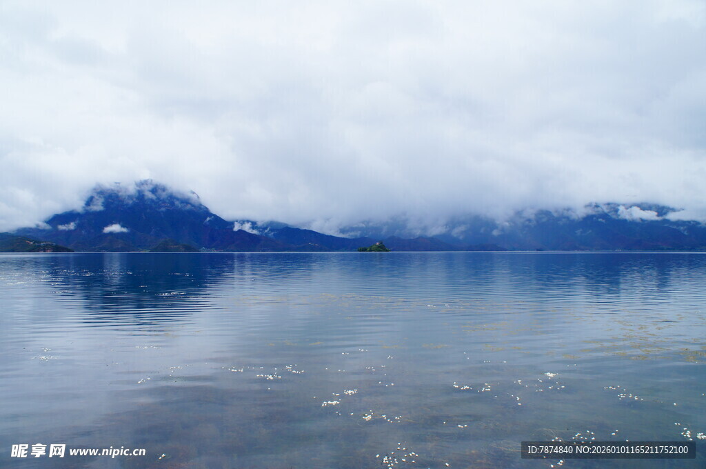 云雾缭绕的静谧湖山景色