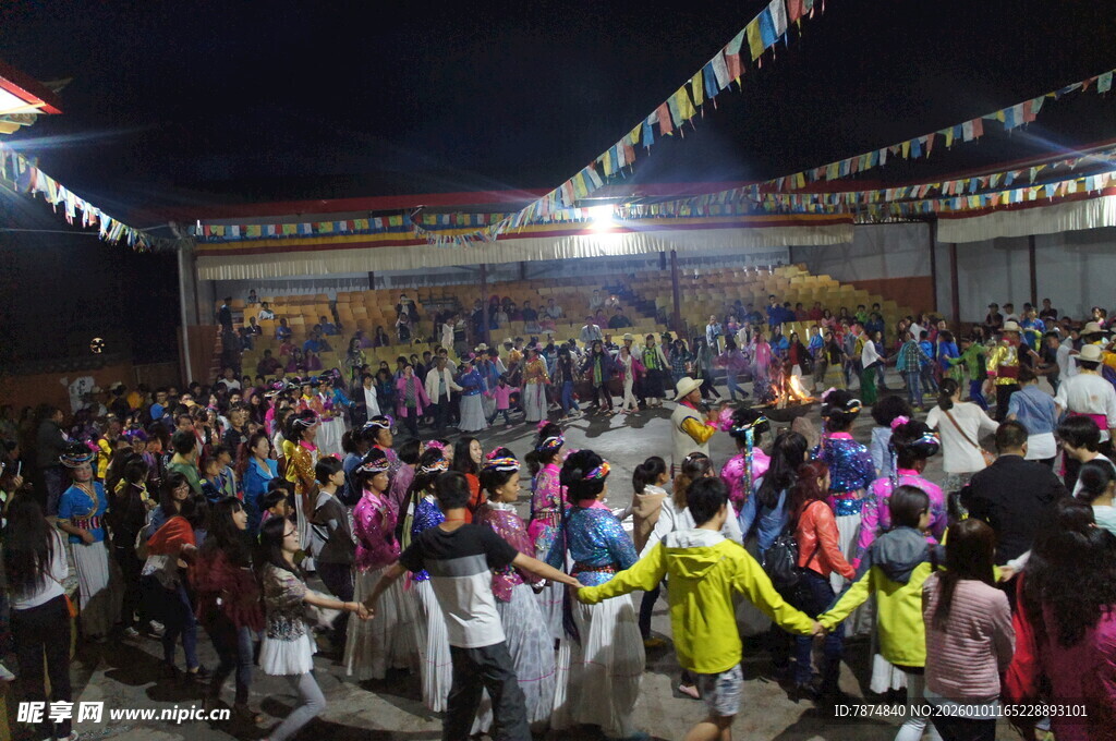 热闹夜场人群狂欢时刻