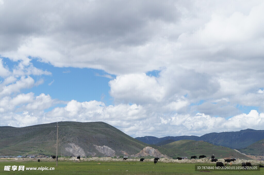 草原山峦间的壮阔风景